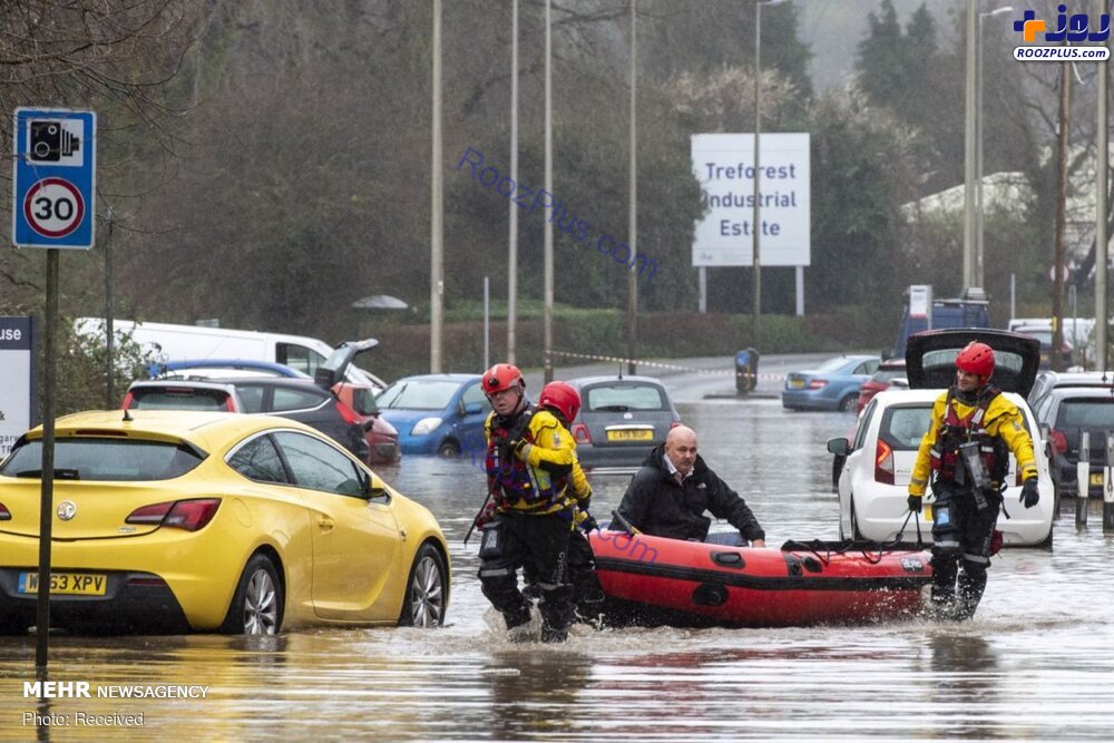 عکس/غرق شدن خودروها در سیلاب خیابان های انگلیس