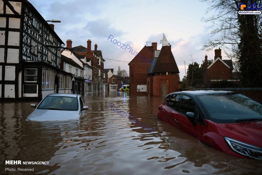 عکس/غرق شدن خودروها در سیلاب خیابان های انگلیس