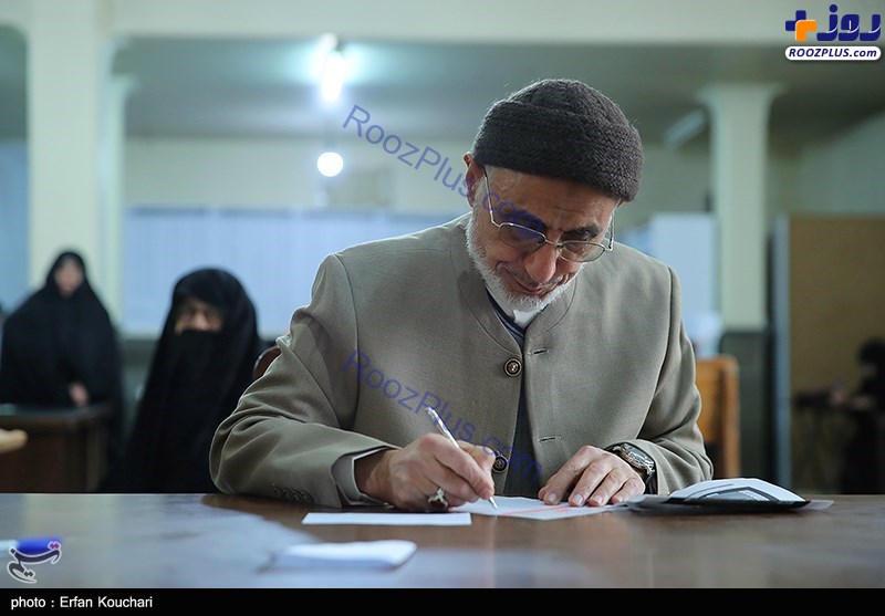 عکس/حضور میرسلیم پای صندوق اخذ رای در مسجد قبای تهران