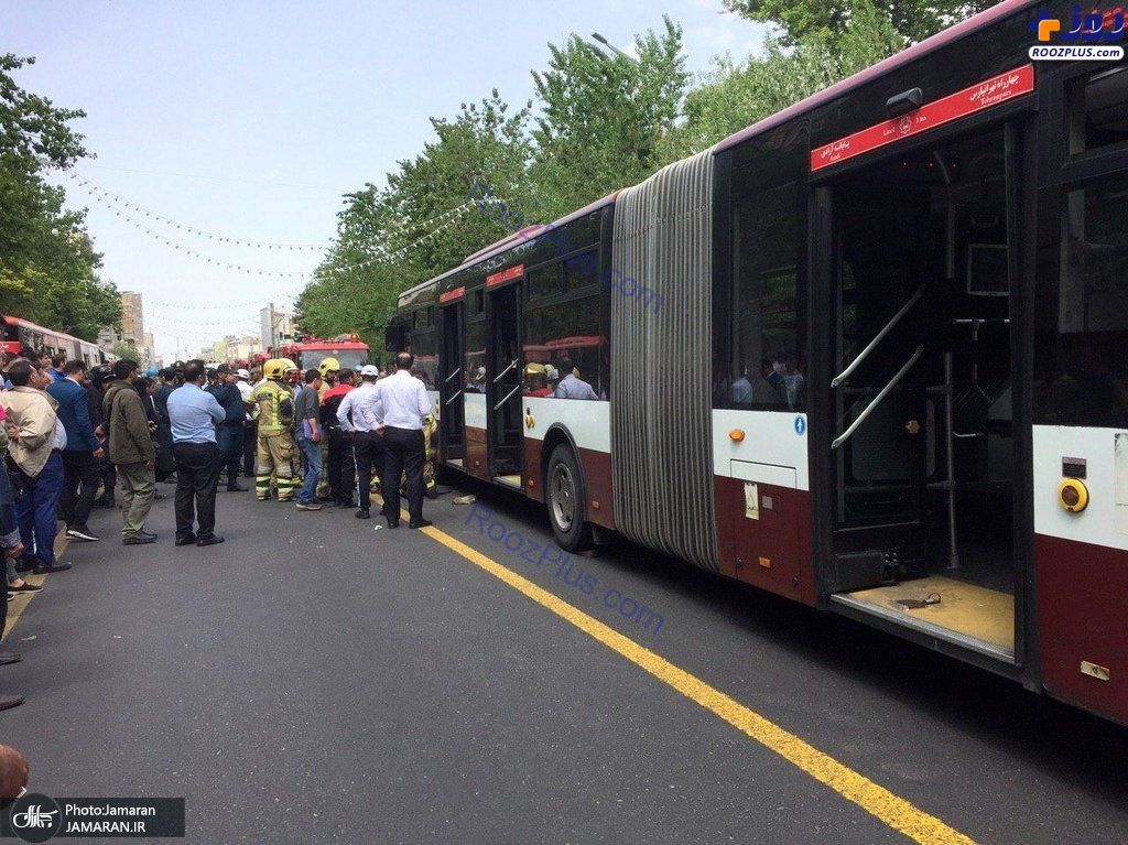 تصادف یک موتور سوار با اتوبوس خط بی آرتی خیابان انقلاب تهران +عکس