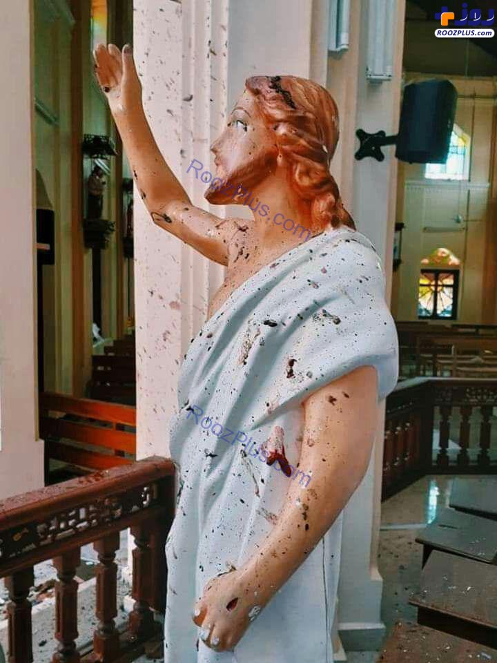 خون پاشیده شده قربانیان انفجار روی مجسمه 
