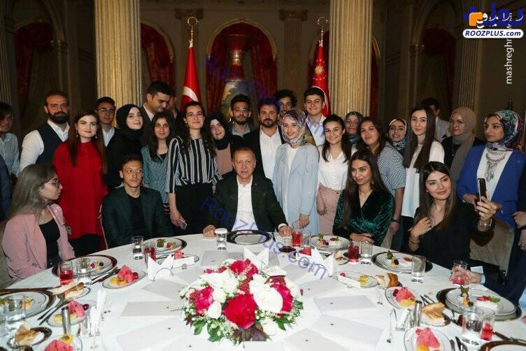 فوتبالیست معروف در مراسم افطاری اردوغان +عکس