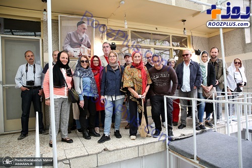 بازدید گردشگران خارجی از بیت امام خمینی (ره) در جماران +عکس