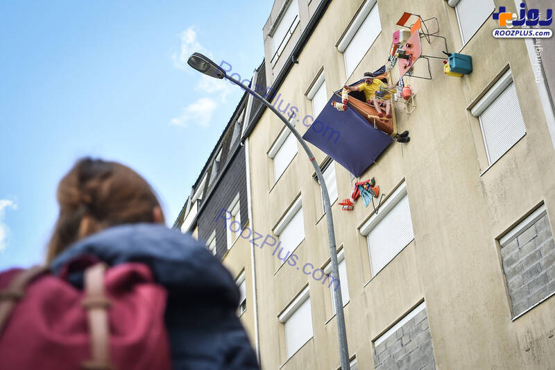 چادر زدن یک بازیگر روی دیوار +عکس