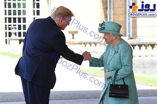 شیوه دست دادن ترامپ با ملکه انگلیس جنجالی شد!/عکس