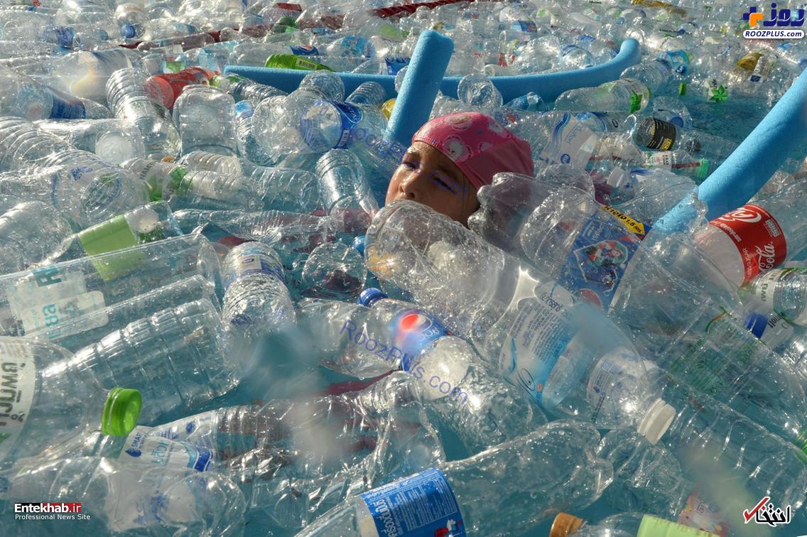 شنا در استخری پر از بطری های پلاستیکی +عکس