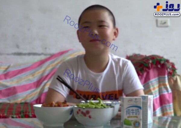 پسری که برای نجات جان پدرش غذا می‌خورد +عکس
