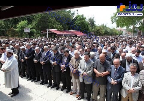 تصویری از اقامه نماز میت غیابی برای محمد مرسی در ترکیه