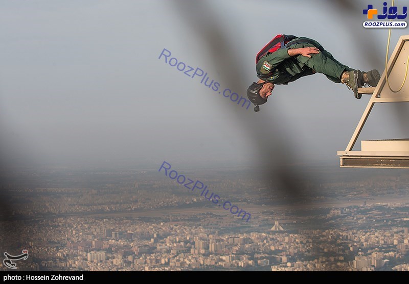 پرش چتربازان سپاه از برج میلاد +عکس