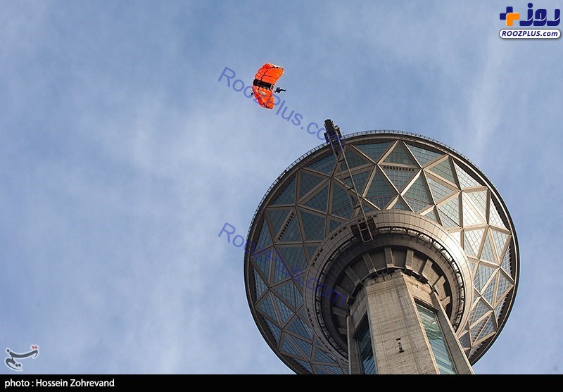 پرش چتربازان سپاه از برج میلاد +عکس