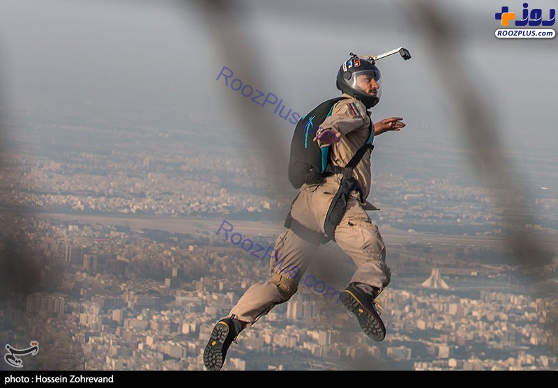 لحظه پرش چتربازان از برج میلاد+عکس