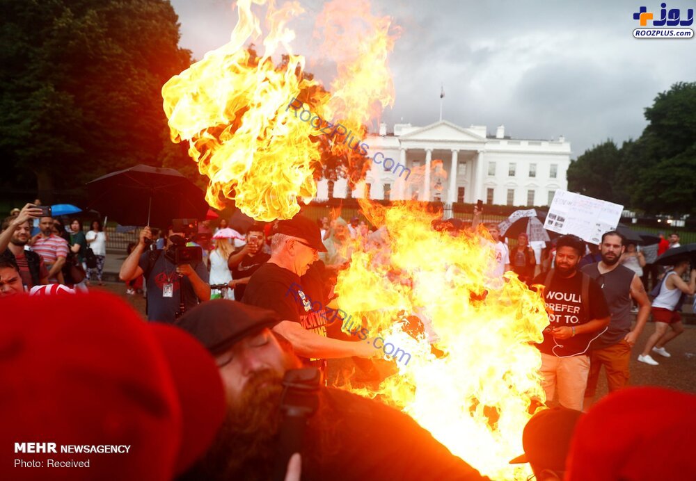 آتش زدن پرچم آمریکا مقابل کاخ سفید +عكس