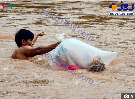 عبور عجیب دانش آموزان درون کیسه پلاستیکی از رودخانه! + تصاویر