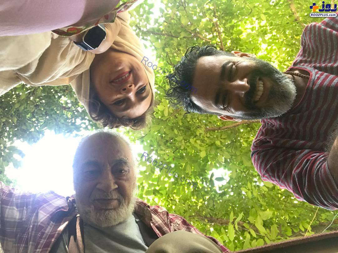 سحر ولدبیگی همراه همسر و پدرش در سایه‌سار یک درخت +عکس