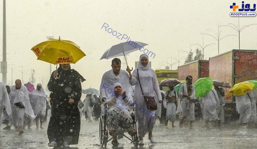عکس/ بارش شدید باران در منا و عرفات زائران را غافلگیر کرد