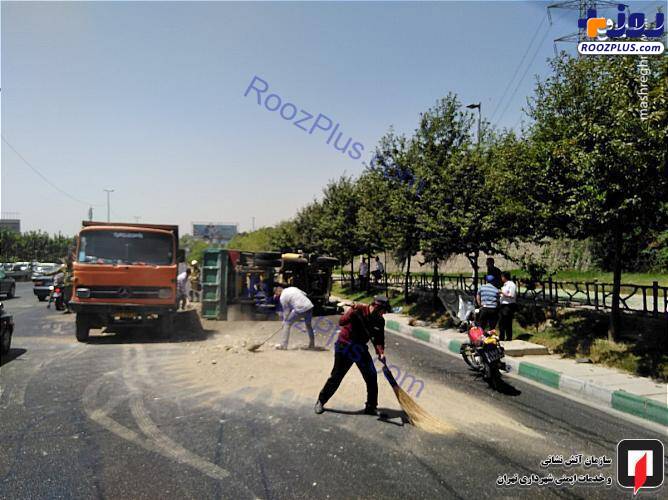 عکس/ واژگونی کامیون حمل نخاله در بزرگراه حکیم