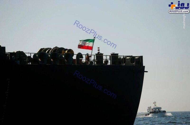 برافراشته‌شدن پرچم ایران در نفتکش «آدریان دریا» +عکس