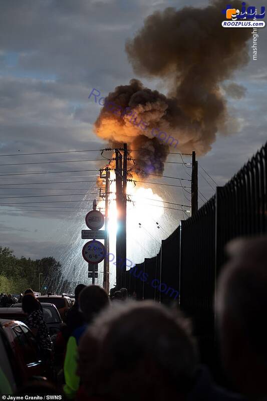 انفجار هولناک یک تیر برق در انگلیس +عکس