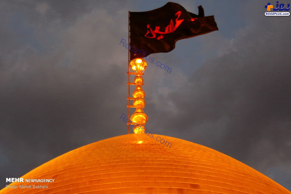 برافراشتن پرچم حسینی بر فراز گنبد حرم حضرت معصومه (س) +عکس