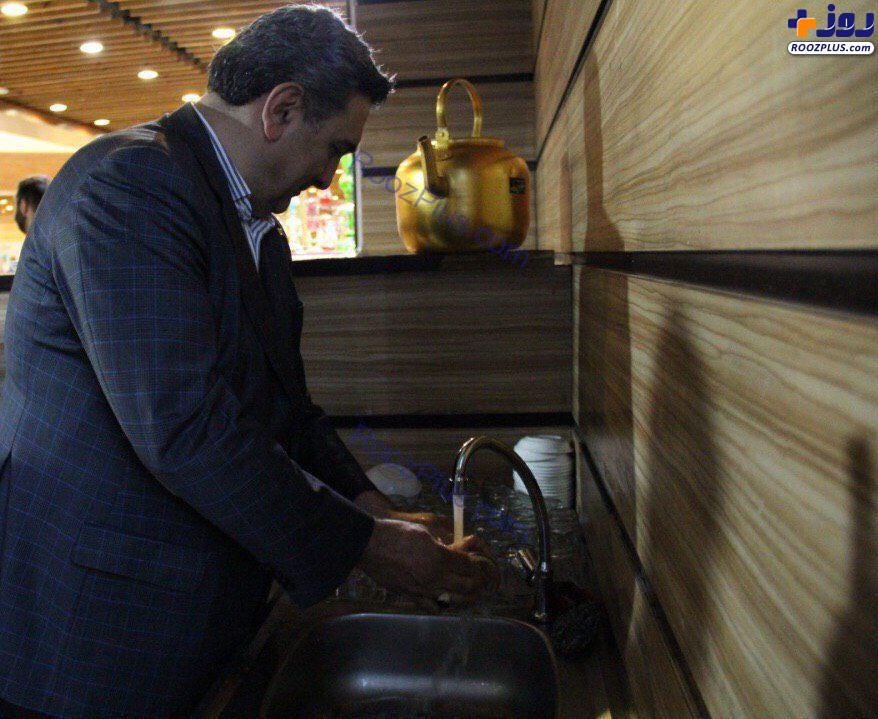شرکت شهردار تهران در نذر شستن ظروف عزاداران حسینی +عکس