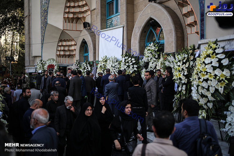 سوژه شدن تاج گل ها در مراسم ختم عسگراولادی+عکس