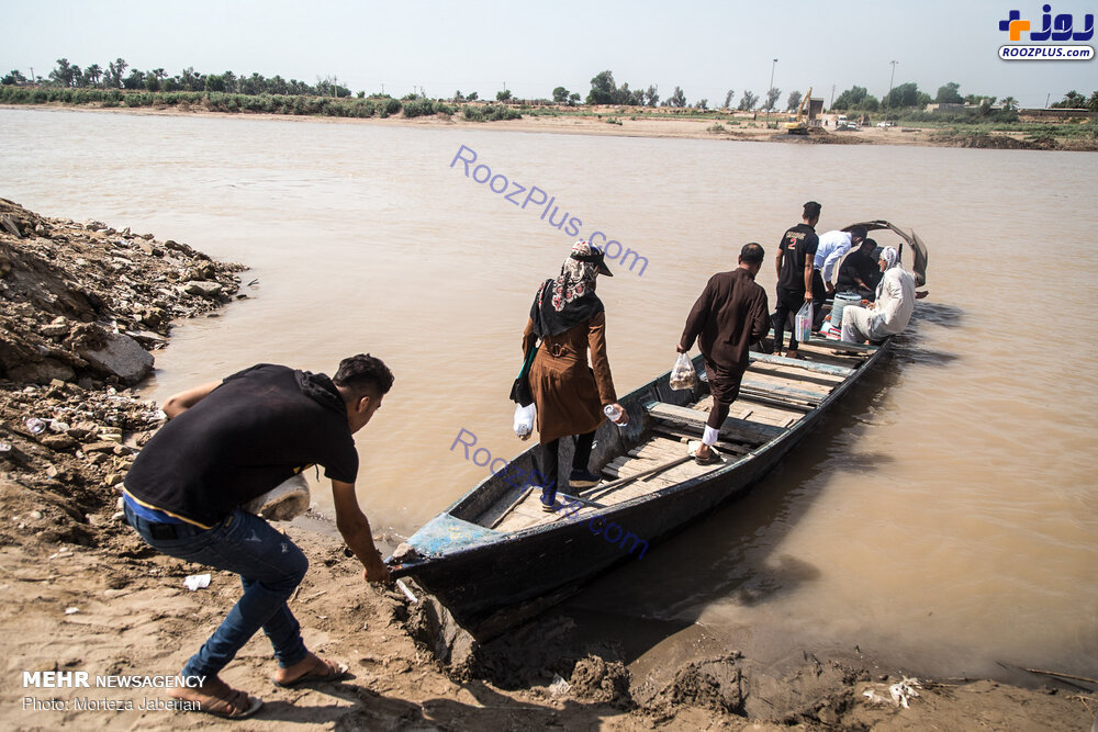 تردد مردم روستاهای عنافچه با قایق +عکس