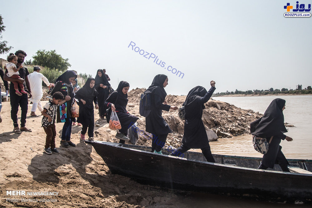 تردد مردم روستاهای عنافچه با قایق +عکس