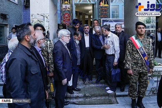 احمدی‌نژاد و همراهانش در یک مراسم ختم+عکس