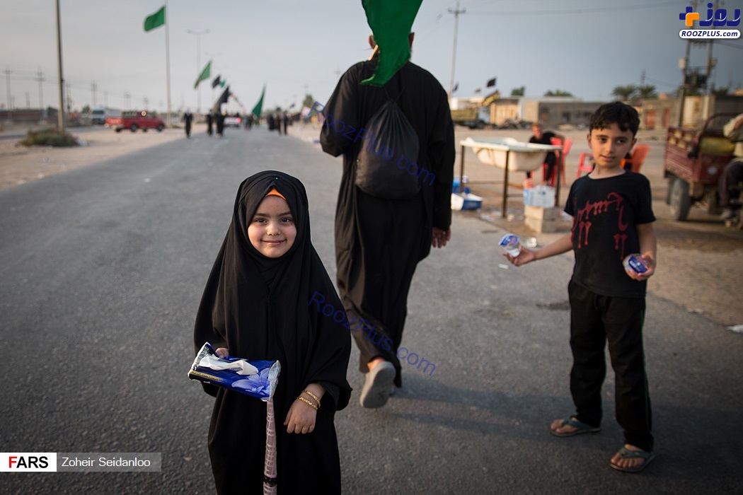 عکس/ پذیرایی خادمان کوچک امام حسین(ع) از زائران اربعین