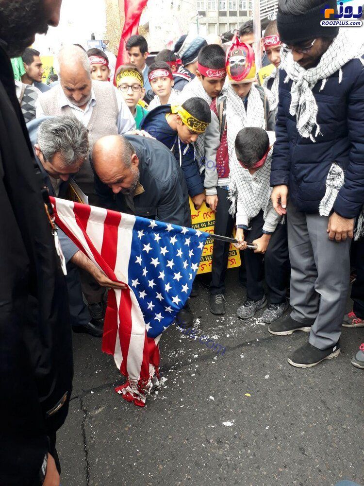 پرچم آمریکا در آتش خشم راهپیمایان ۱۳ آبان سوخت/تصاویر