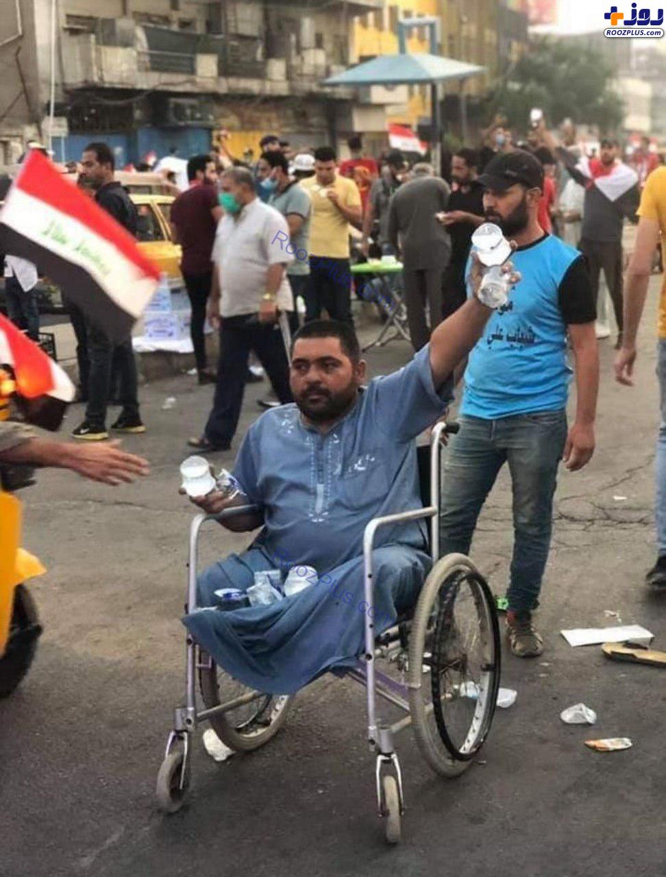 عکس/خدمت به تظاهرکنندگان عراقی روی ویلچر