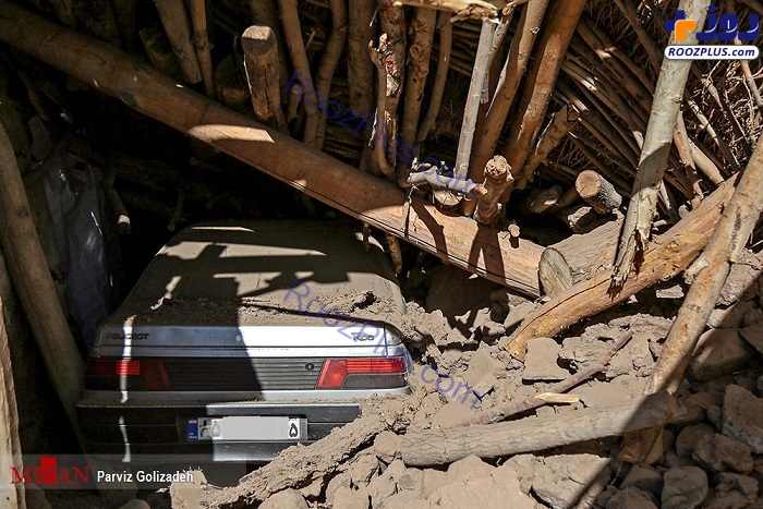 خودرو مدفون شده زیر آوار سقف چوبی در روستای ورنکش +عکس