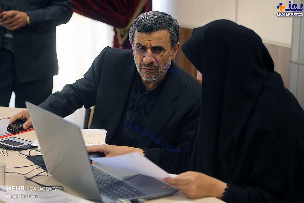 عکس/ محمود احمدی نژاد در حال ثبت دارایی هایش