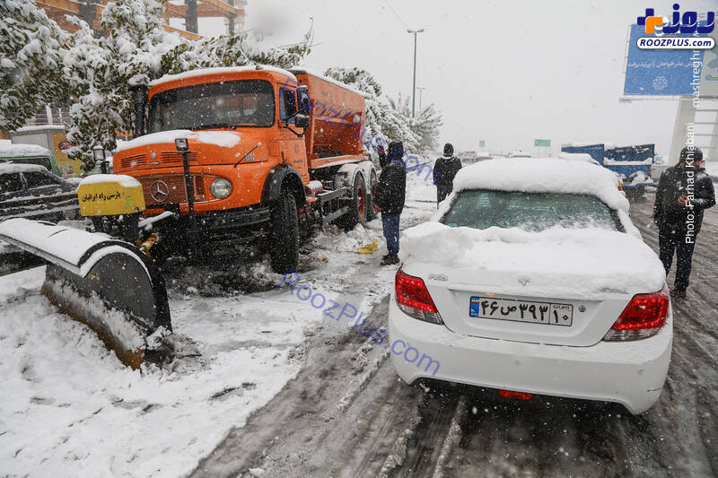 خودروی برف روب شهرداری خراب شد/عکس