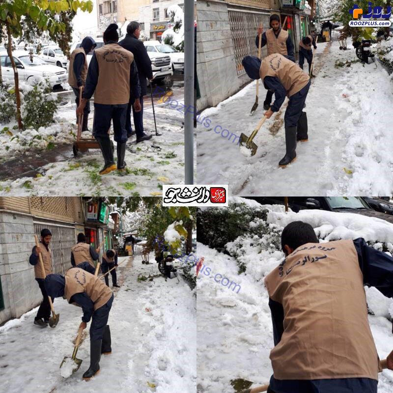 عکس/پاکسازی معابر از برف توسط گروه بسیجی در سطح شهر تهران