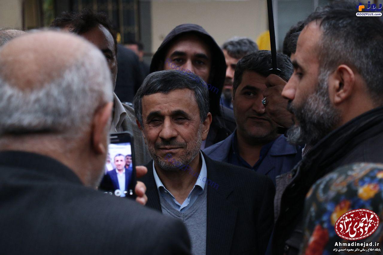 عکس/حضور احمدی نژاد در مجلس ختم مادر مشایی