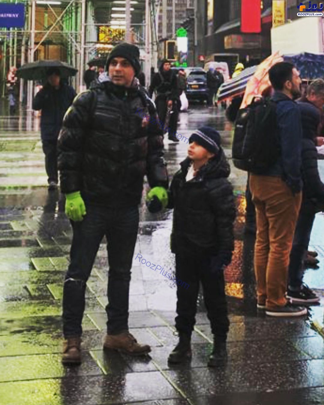 عکس/پیمان معادی و پسرش سرگردان در خیابان