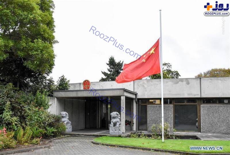 نیمه افراشته شدن پرچم چین در سفارتخانه‌ها/تصاویر