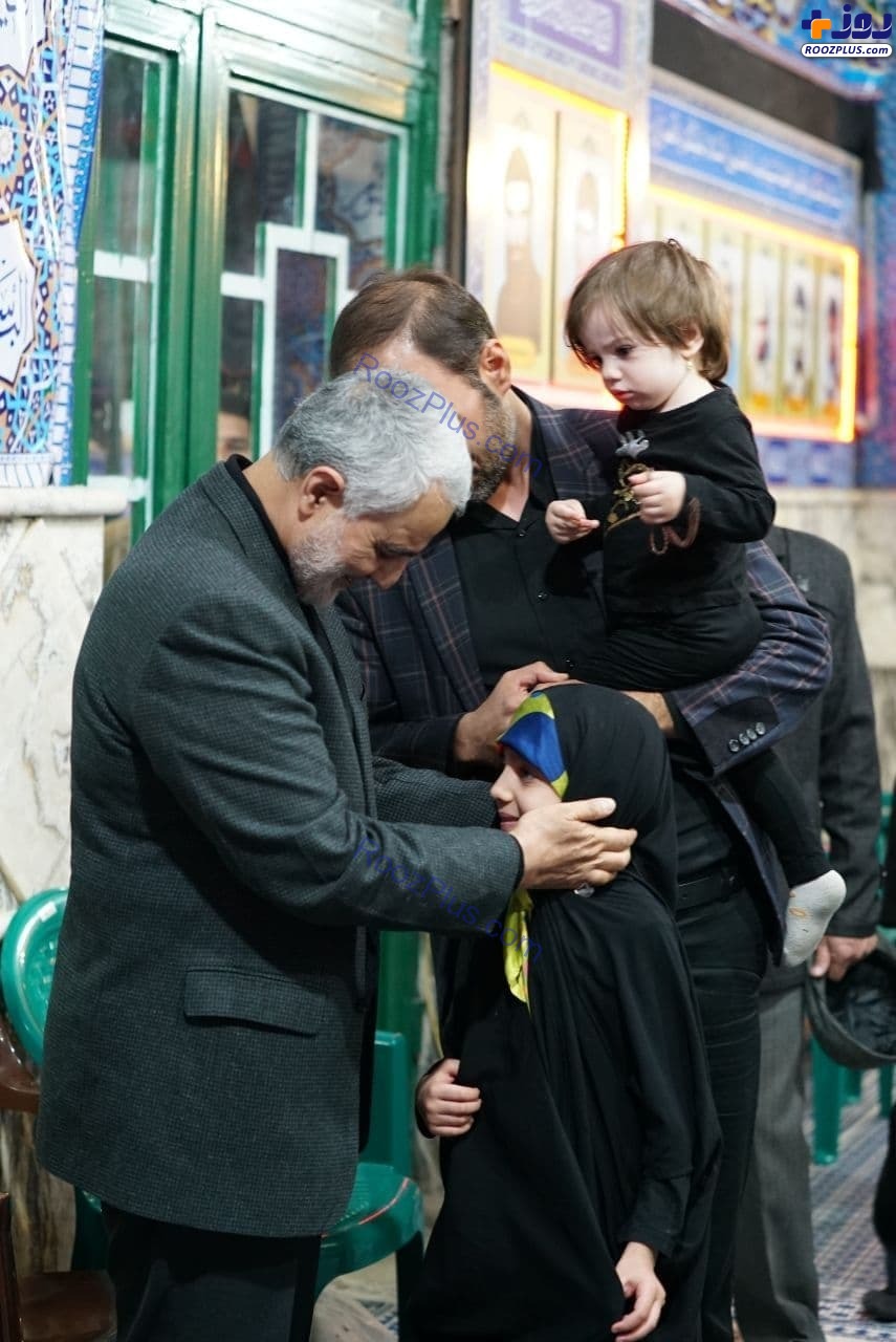 ابراز محبت حاج قاسم به کودکان در مراسم حسینیه بیت الزهرا +عکس