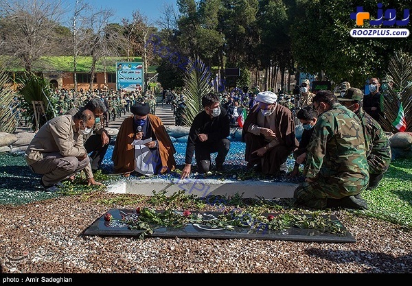 عکس/ گریه های یک ارتشی در تشییع پیکر شهید گمنام