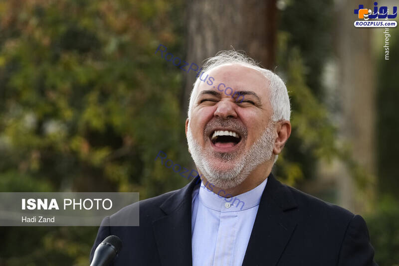 خنده‌های ظریف هنگام پاسخ به خبرنگاران/عکس