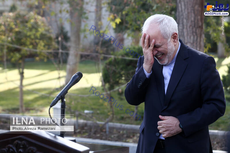 خنده‌های ظریف هنگام پاسخ به خبرنگاران/عکس