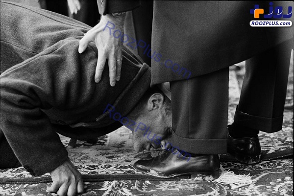 عکس/بوسیدن پای دیکتاتور! عکس/بوسیدن پای دیکتاتور!