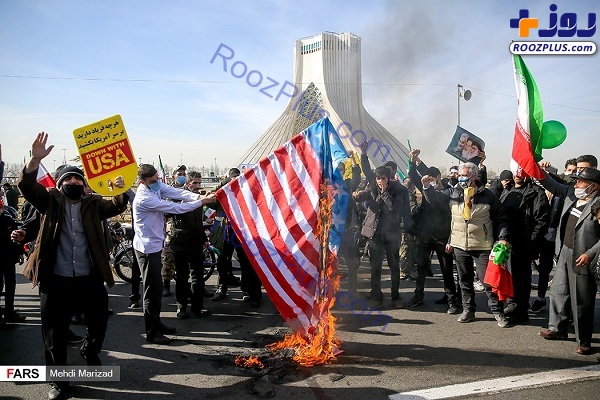 به آتش کشیدن پرچم اسرائیل و آمریکا مقابل برج آزادی