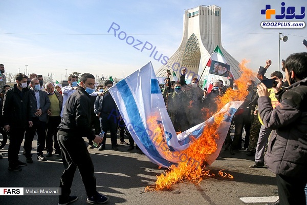 به آتش کشیدن پرچم اسرائیل و آمریکا مقابل برج آزادی