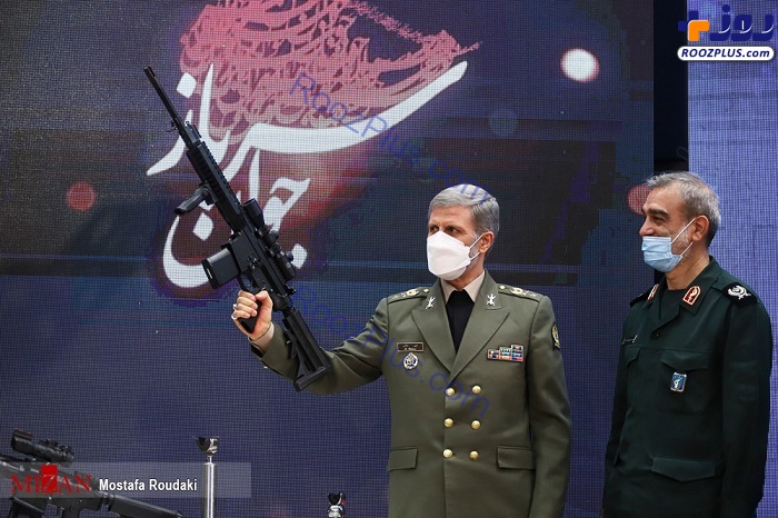 عکس/دست به اسلحه شدن وزیر دفاع