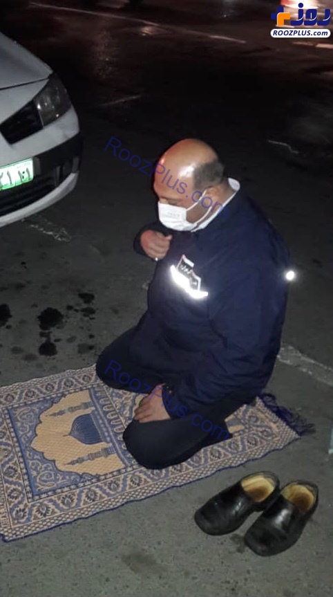عبادت افسر پلیس راهور در کنار خیابان +عکس