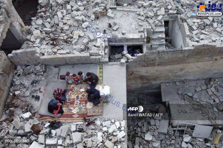 افطاری یک خانواده سوری در میان خرابه ها +عکس