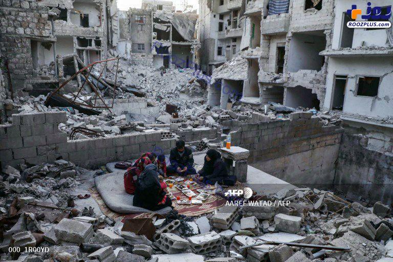 افطاری یک خانواده سوری در میان خرابه ها +عکس