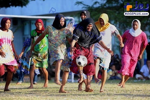 فوتبال بازی کردن مردان در لباس زنانه!+عکس